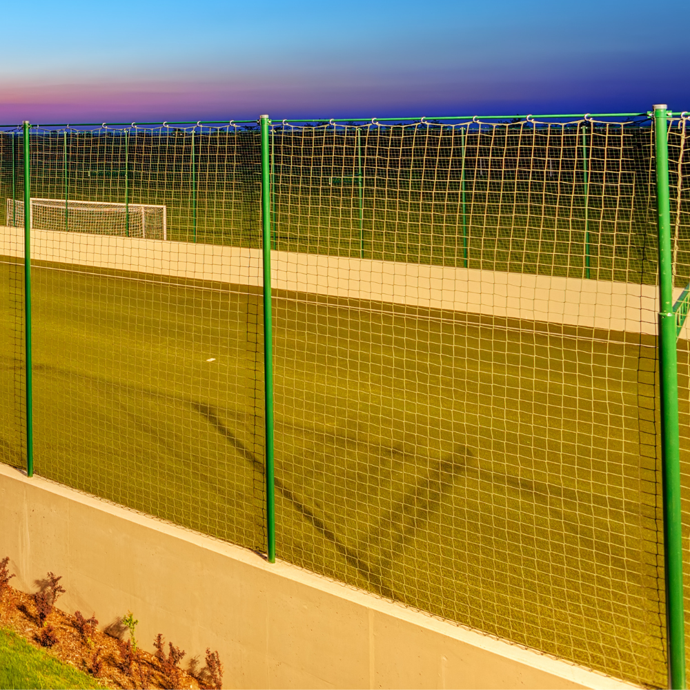 Filet de clôture pare ballon autour d'un terrain de football